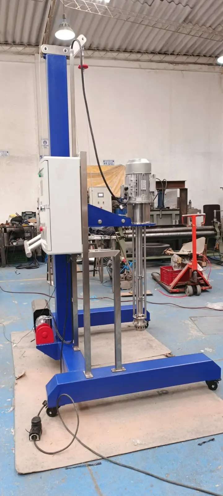 Sistema de agitación vertical con elevador y base móvil